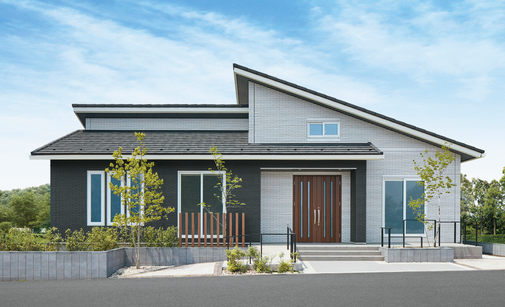 一条工務店の家 2色のタイル外壁と斜めの屋根