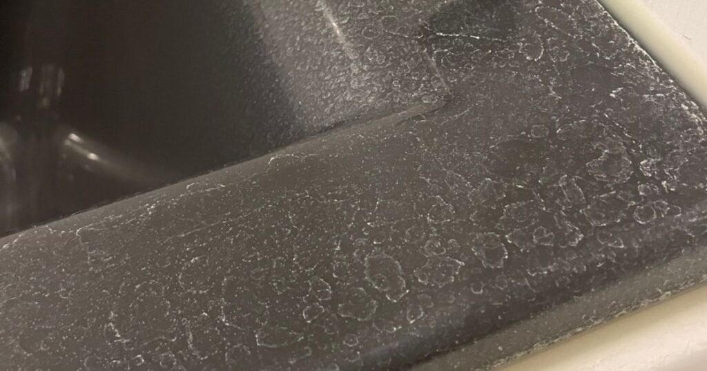 黒の浴槽の水垢