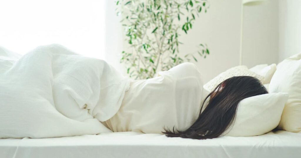 NELLマットレスに寝転ぶ女性