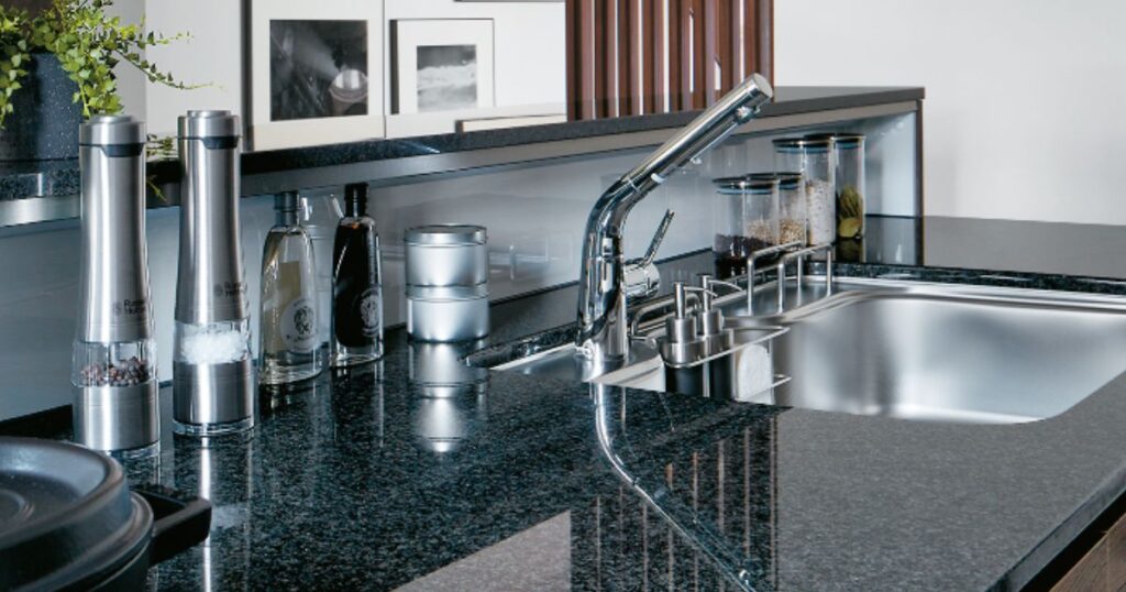 一条工務店グレイスキッチンの天然御影石カウンター