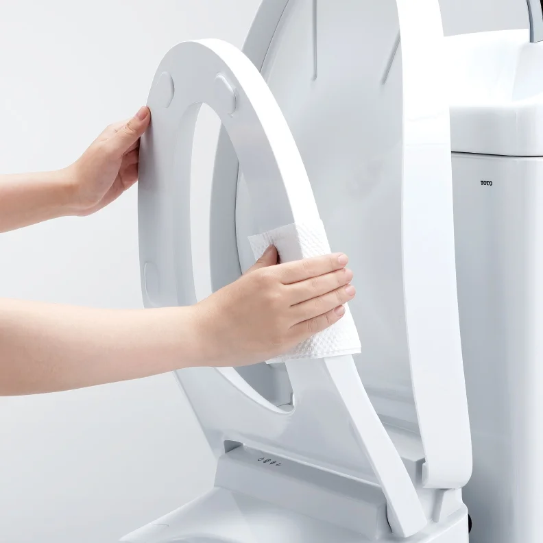 便座を拭き掃除