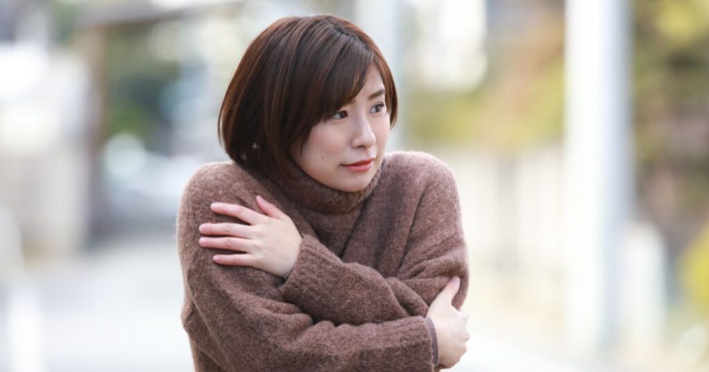 寒がる女性
